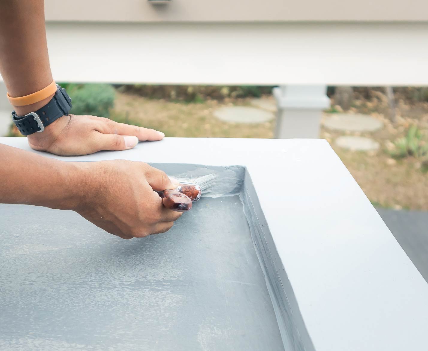 Bê tông, kim loại, gạch, đá nhân tạo